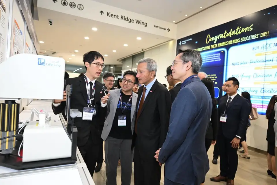 Dr Vivian Balakrishnan, Singapore's Minister for Foreign Affairs and guest of honour, being shown the current AVAT at the NUH International Ophthalmology Scientific Congress on 23 October 2026