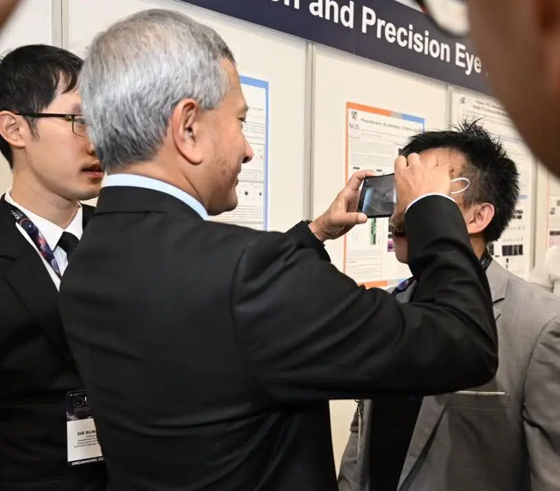 Dr Vivian Balakrishnan, Singapore's Minister for Foreign Affairs and guest of honour, holding MIDAS during a demonstration at the NUH International Ophthalmology Scientific Congress on 23 October 2026